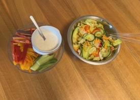 Gemüsedip und bunter Herbstsalat.