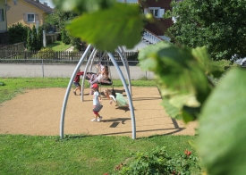 Vergnügt auf dem Chinderhuus-Spielplatz.