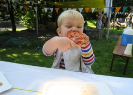 Die Pizza scheint zu schmecken.