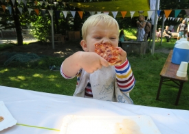 Die Pizza scheint zu schmecken.