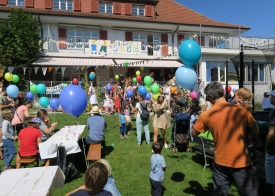 Vorbereitungen für die traditionelle Ballonschickete. Wo die Wünsche wohl landen?