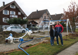 Co-Krippenleiterin Paola Pasquale und Projektleiter Raphael von Büren von der Stutz AG neben der Wippe.