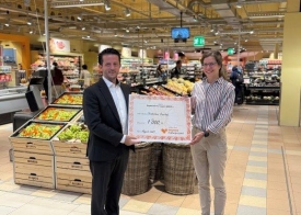 Avni Aliji, Marktleiter der Migros Hubzelg überreicht Helene Lanter, Präsidentin vom Chinderhuus Sunnehof den Check mit der grosszügigen Spende. Merci-Migros!