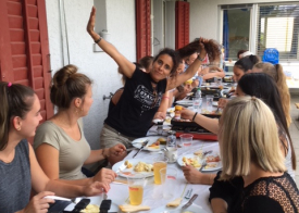 Am 3. Juli 2018 sassen für einmal nicht die Kinder, sondern wir Betreuer/-innen beim Essen auf der schönen Terrasse.