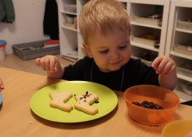 Die Streusel für die Hasen, werden ganz genau ausgewählt.